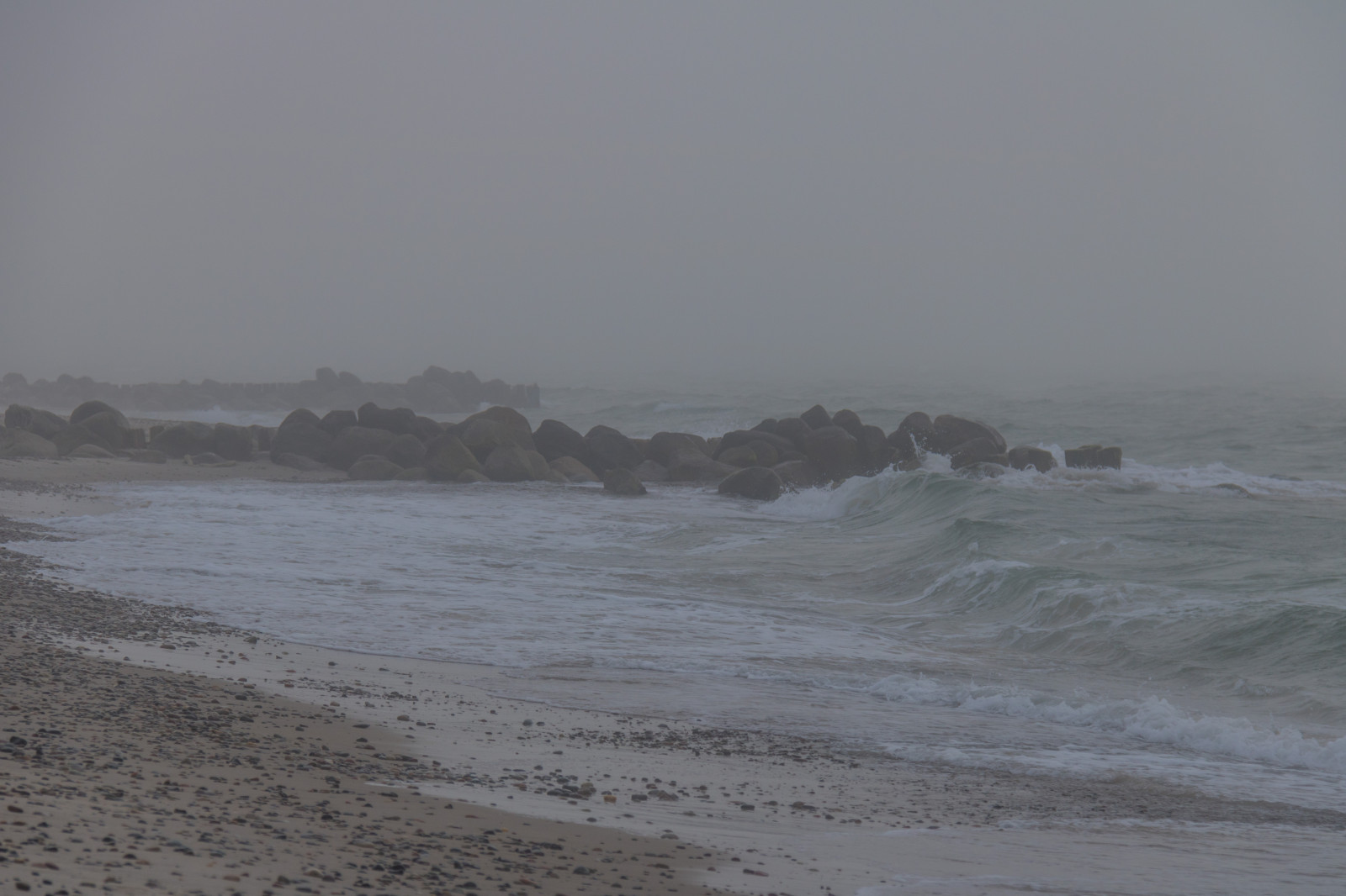 moře, pobřeží, pláž, bouřka, ráno, mlha, pobřeží, vítr, Dánsko, mlha, počasí, oceán, vlna, dimma, Danmark, exif modelu canoneos760d, geocountry, Kamera aby kánon, geocity, Model fotoaparátu canoneos760d, geostate, geolocation, EXIF čočka efs18200mmf3556is, exif aby kánon, EXIF isospeed 100, exif focallength 110mm, EXIF otvor 63, Skagen, gamlaskagen, oldskagen, atmosférický jev, tělo z vody, mořská vlna