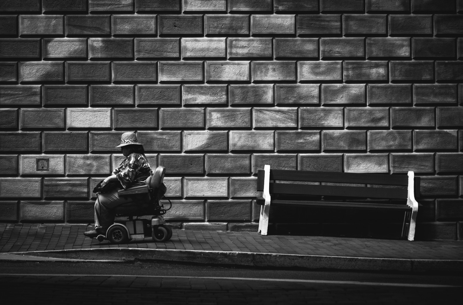 bianca, nero, monocromo, città, strada, urbano, parco, parete, fotografia, panchina, Canone, mattone, Lancaster, bianco e nero, equitazione, Materiale, forma, oscurità, bianco e nero, fotografia in bianco e nero