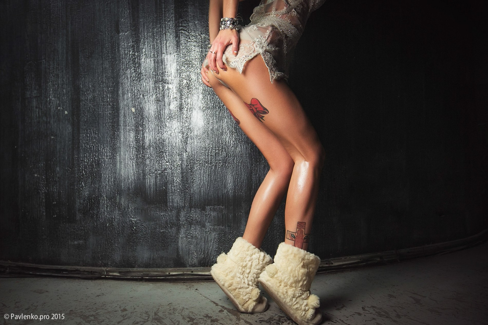 Kvinder, model, røv, sidder, væg, fotografering, tatovering, mager, mode, trusser, Person, hænder på røv, pige, skønhed, kvinde, hånd, dame, ben, fotografi, Følelse, billede, fodtøj, humane positioner, Photo shoot, nøgenmodel, menneskelige legeme