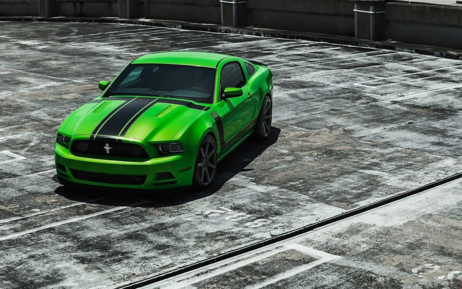 Esportes, contraste, carro, BMW, veículo, Ford Mustang, Carro esportivo, Corrida, Carros verdes, Carro desempenho, concreto, roda, Captura de tela, Veículo terrestre, Design automotivo, Automóvel, Veículo de luxo, Pista de corrida, Corrida de automóveis, Parachoque, Muscle car, Corridas de stock car