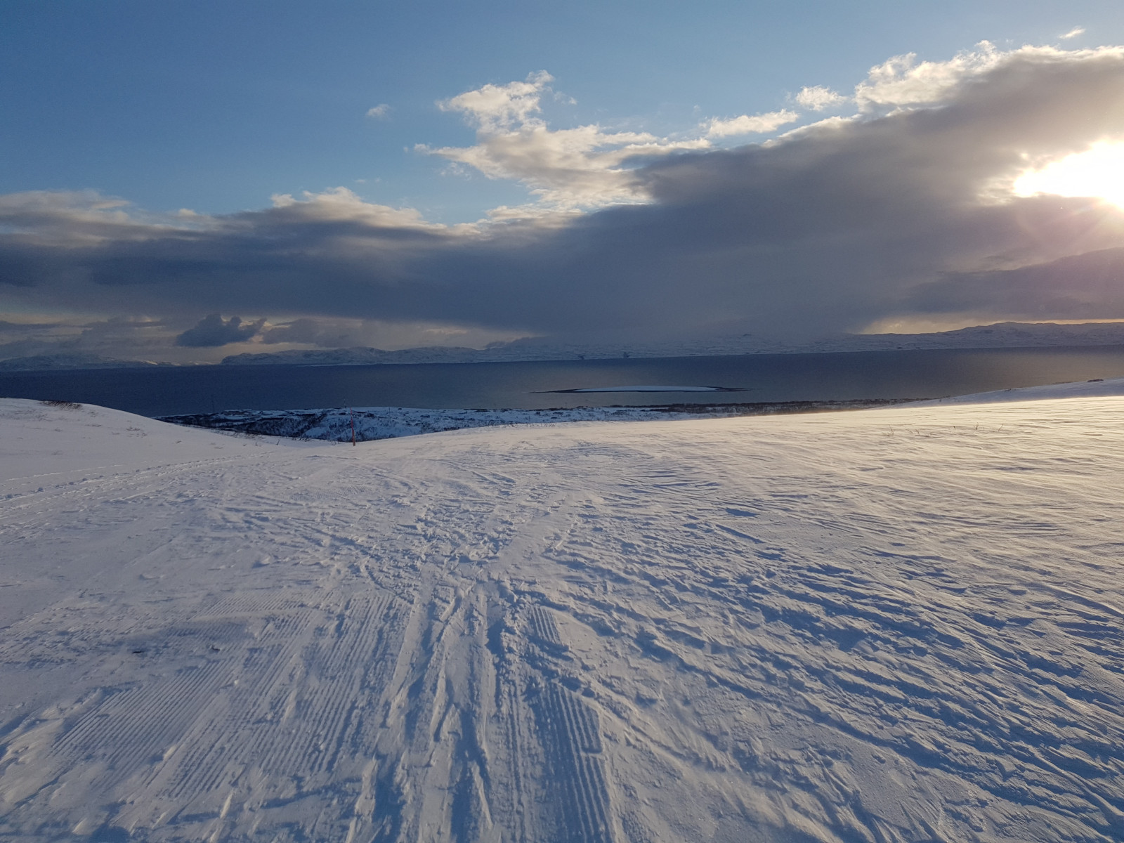 sollys, hav, sø, sand, himmel, sne, vinter, solopgang, is, Norge, morgen, horisont, Mars, Arctic, uddannelse, Shimano, Sky, bjerg, vejr, daggry, udendørs, sæson, ocean, bølge, cykel, sjovt, knop, sn, vinter, piste, gekko, xt, hede, naturligt miljø, atmosfære af jord, det arktiske Ocean, friluftsliv, Finnmark, Nordnorge, Vads, Varanger, vadsoe, Barents, northnorway, vakkert, vidde, liveterbestute, lou, Vadsø, fatbike, uteliv, garmin, gekkobikes, tjukksykkel, sweethelmet, artig, sykkeltur, biketrip, XTR, 45nrth, surly, 26x48, varangervidda