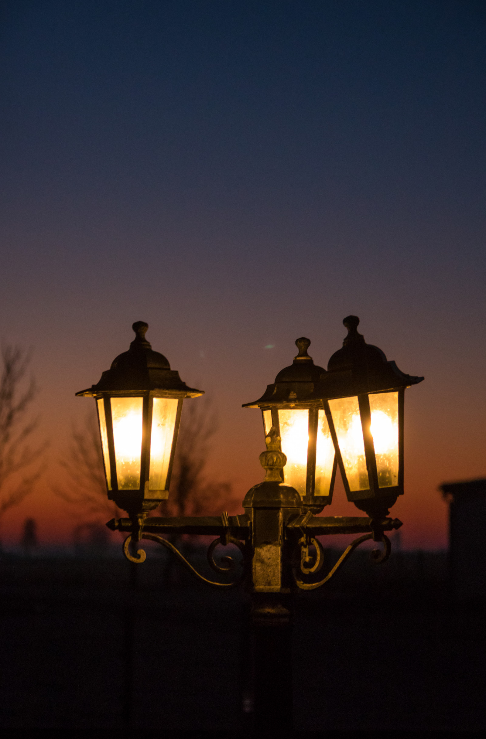 krajina, pouliční osvětlení, západ slunce, noc, odraz, nebe, lucerna, svítání, večer, ráno, slunce, soumrak, slunce, světlo, osvětlení, nebe, venkov, landsbygd, soluppg ng, landskap, morgon, tma, svítidlo