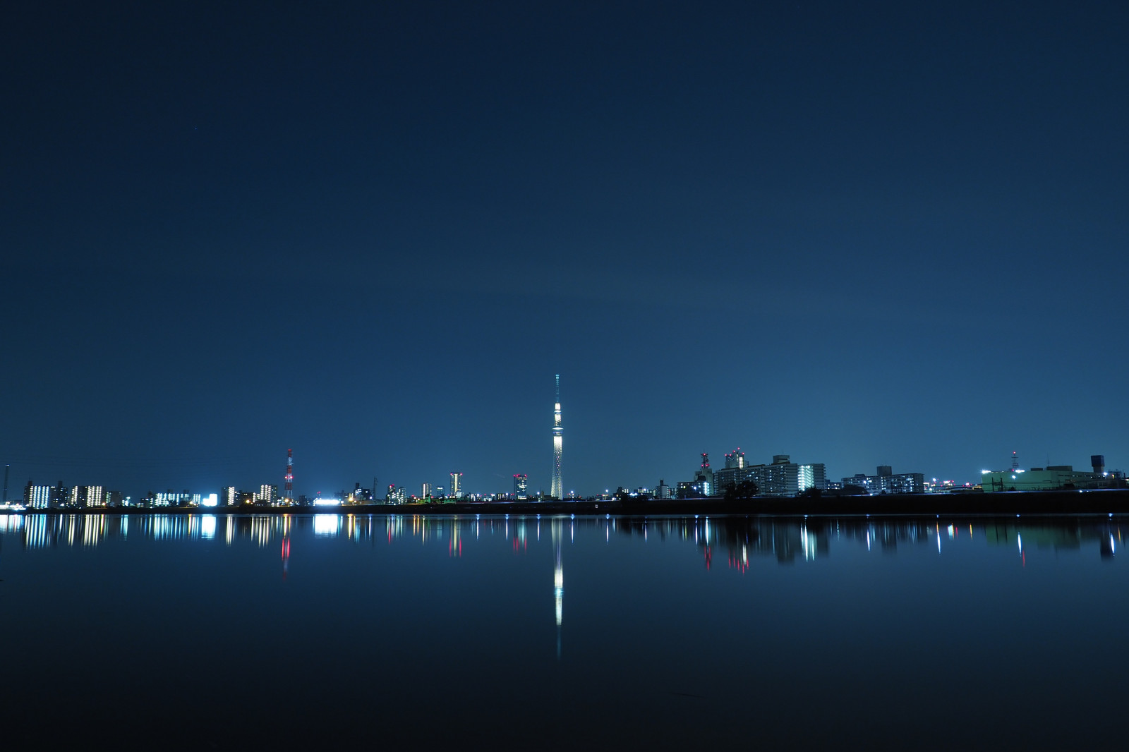 Japonsko, moře, město, panoráma města, noc, architektura, odraz, nebe, panoráma, mrakodrap, večer, věž, měsíční svit, horizont, atmosféra, panoráma, soumrak, Tokio, Olympus, jp, Skytree, světlo, svítání, osvětlené, osvětlení, tma, mezník, Tokyo Sky Tree, horikiri, mzuiko, Miyabi, OMD, EM5, omdem5, mzuikodigital1250mmf3563, mzuiko1250, em5mark2, omdem5mark2, počítač tapeta, Atmosféra Země
