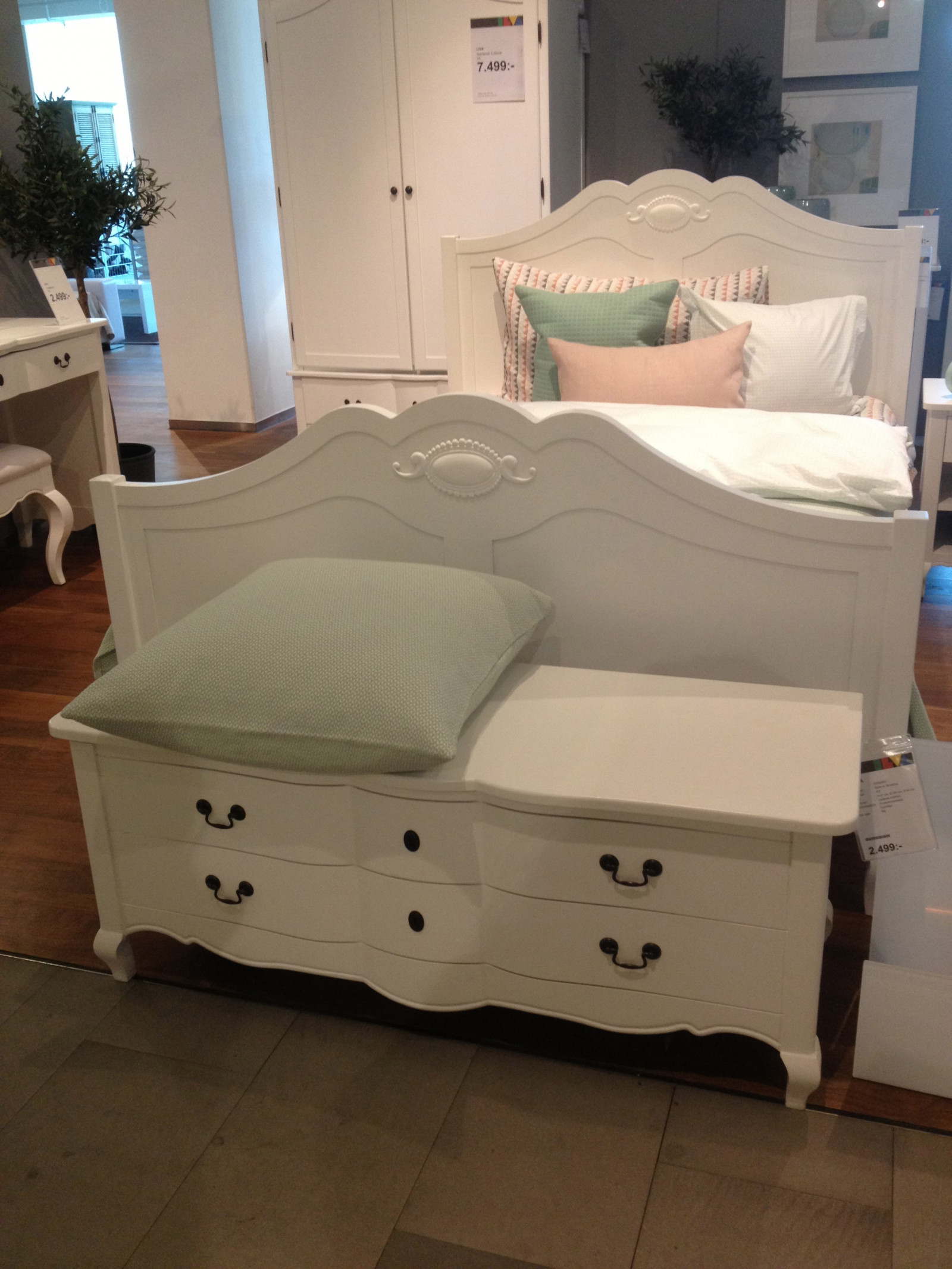 pokoj, místnost, postel, stůl, Vzhled interiéru, věci, nábytek, produkt, obývací pokoj, šuplík, povlečení, komoda