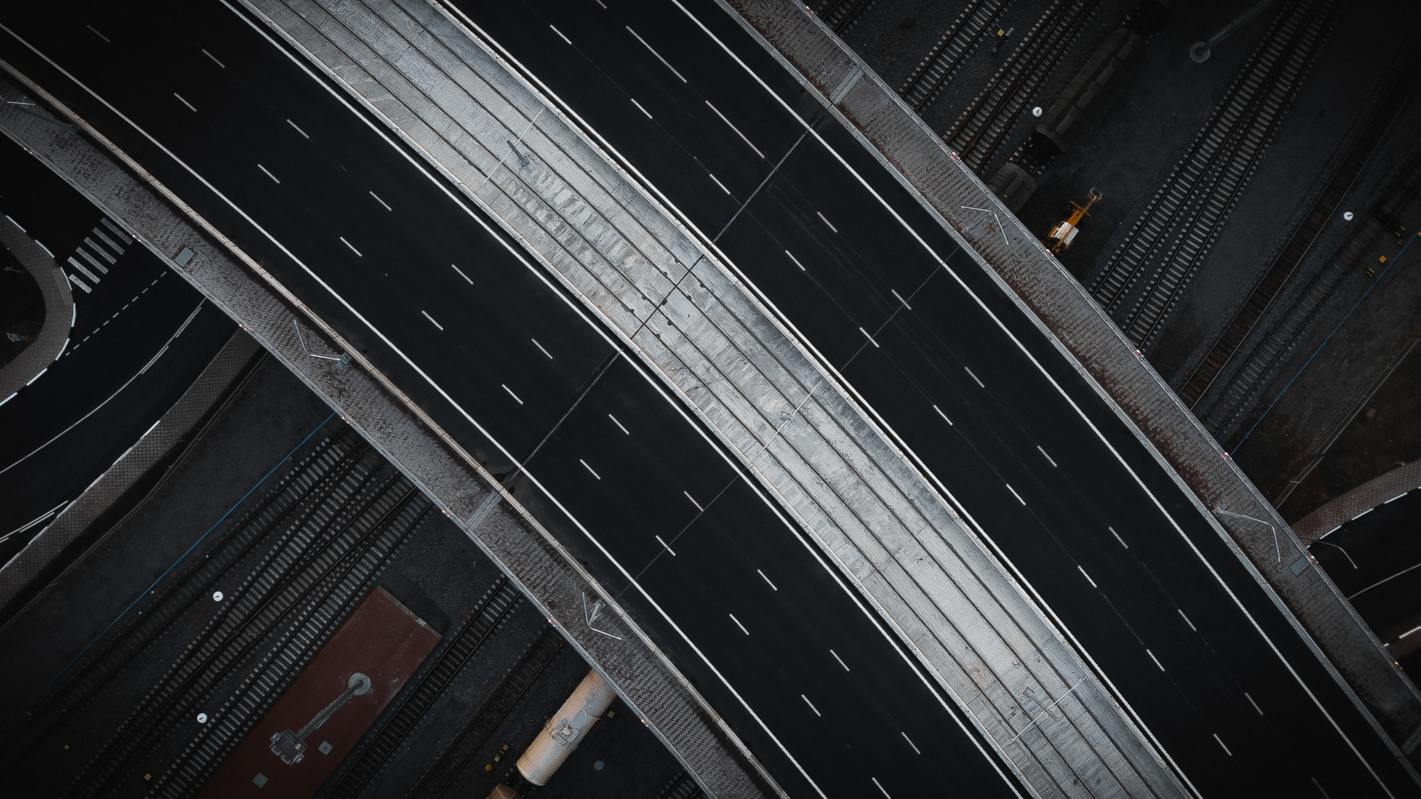 automotive dæk, bilindustrien belysning, grå, Material property, skrifttype, parallel, gitter, Tints and shades, træ, mønster, himmel, facade, vej, højhus, metal, by, plads, bildesign, asfalt, mørke, monokrom fotografering, midnat, symmetri, loft, rektangel, vejbelægning, bygning, tag, monokrom, kolonne, stål, automotive exterior, cirkel, automotive wheel system, nat, kommerciel bygning, kant, hovedvej, auto del, glas, blandet brug, bue, gade, bjælke, dagslys, transportere