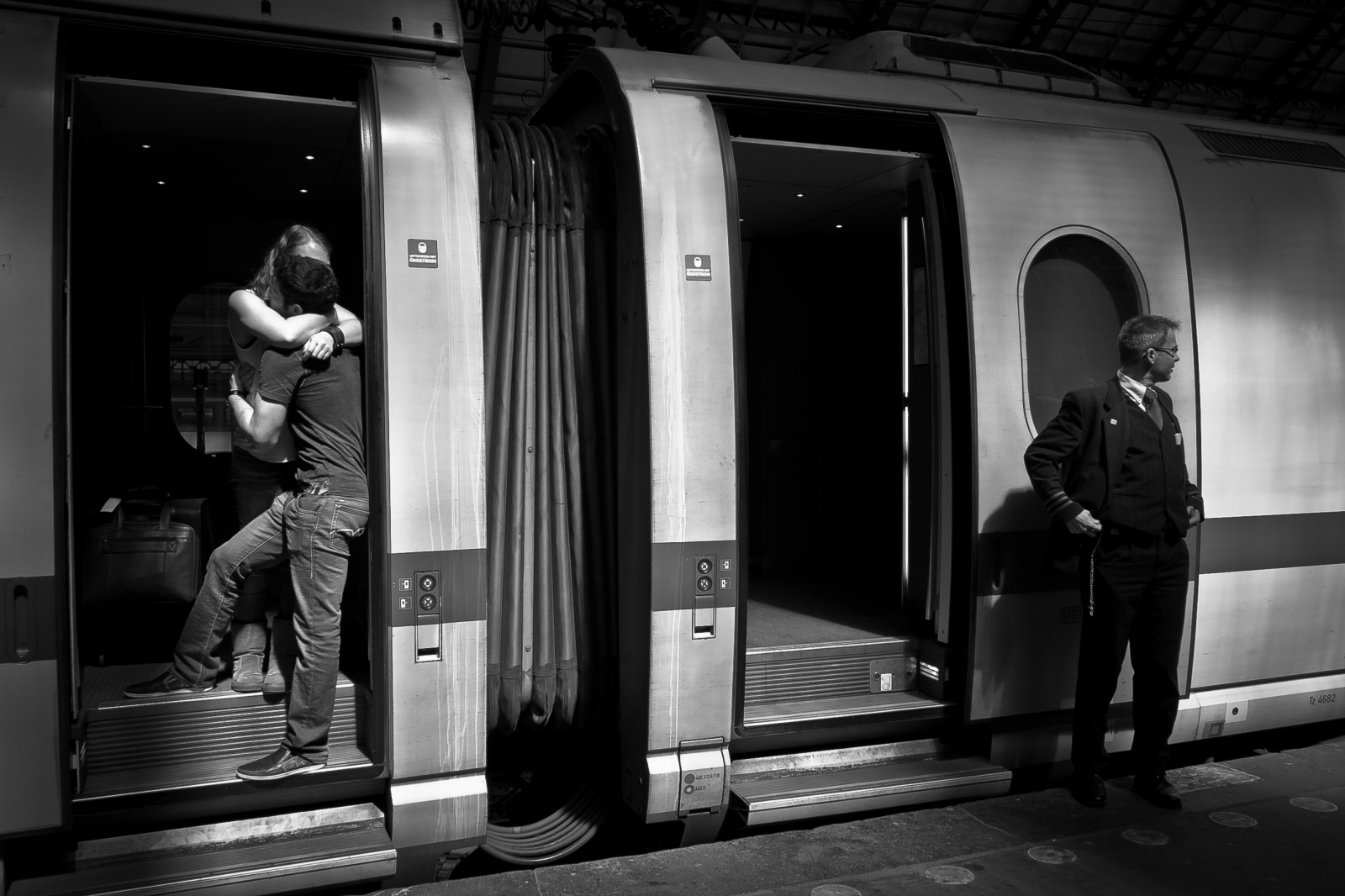 Černá, fotografie, Černý a bílý, stojící, infrastruktura, fotografování, světlo, momentka, monochromatické fotografování, ulice, tma, černobílý, okno, dveře, noc, Film noir, silnice, veřejná doprava