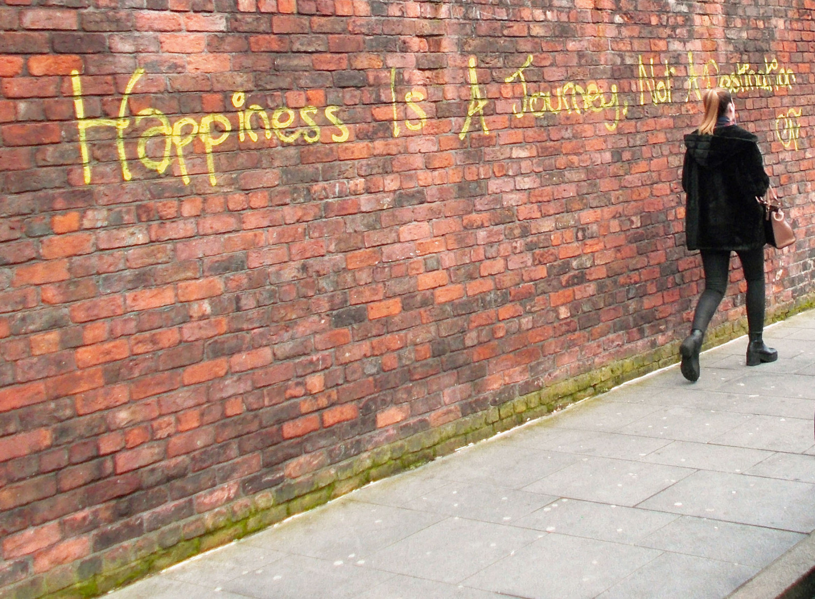 ulice, hudba, Černá, UMĚNÍ, dívka, žlutý, chůze, chodník, streetphotography, tagy, sprej, chodník, vybledlý, cesta, citáty, sluchátka, destinace, spraypaint, pomíjivý, plíseň, optimismus, vlhkost, redbricks, městský život, urbanphotography, happinness, totalblack, brickwalldetail