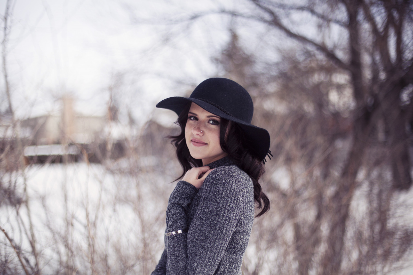 Černá, model, portrét, bruneta, čepice, sníh, zima, šaty, móda, srst, jaro, oblečení, počasí, venkovní, dívka, krása, sezóna, víčko, styl, fotografie, holčičí, fashionshoot, portrétní fotografie, focení, svrchní oděvy