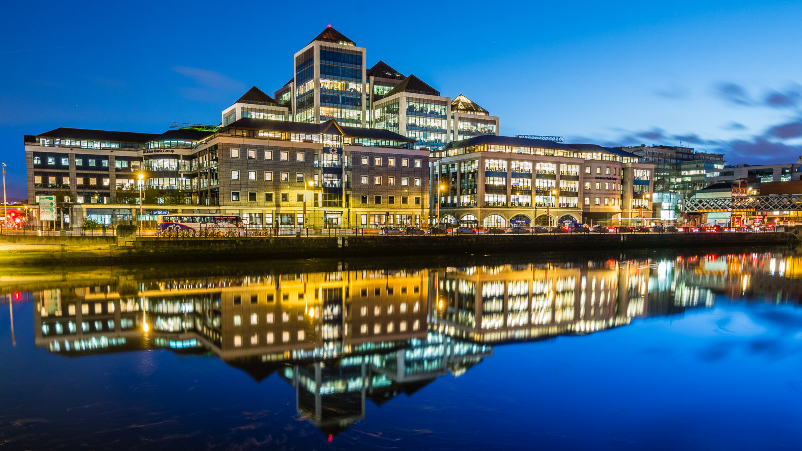 by, bybilledet, arkitektur, vand, afspejling, skyline, skyskraber, aften, panorama, Irland, Europa, skumring, Tusmørke, havnefronten, floder, refleksioner, bygninger, Docklands, milepæl, dublincity, georgesquay, kontorer, Liffey, County Dublin, dublin2, georgesquayplaza, kmdarchitecture