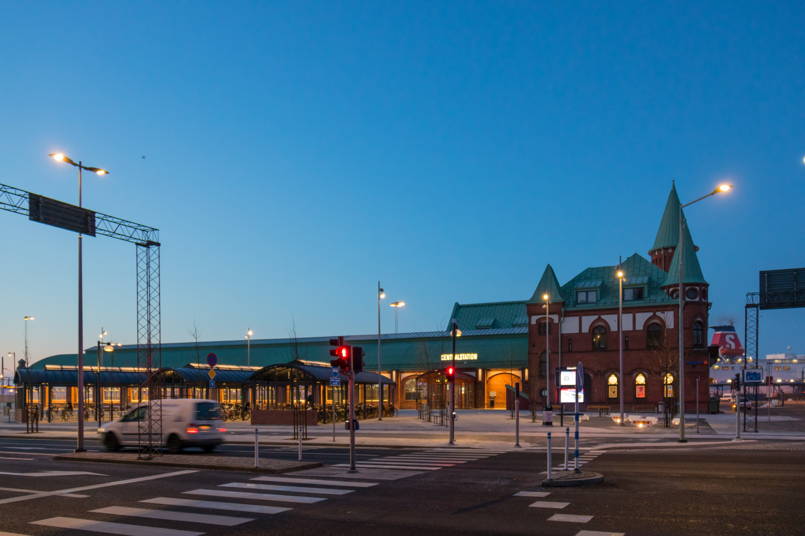 città, strada, paesaggio urbano, notte, strada, sera, cittadina, crepuscolo, la piazza cittadina, passerella, infrastruttura, centro, Bluehour, illuminazione, gata, stad, stazione centrale, stazione ferroviaria, passerella, Trelleborg, plaza, bl timmen, trelleborgc