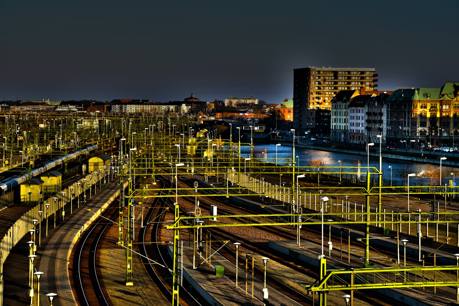 město, panoráma města, noc, odraz, vlak, panoráma, mrakodrap, večer, Švédsko, soumrak, stadión, minout, doprava, metropole, centrum, cityview, budovy, centrální stanice, Malmo, Malmo centrální, mezník, urban area, Metropolitní oblast, lidské osídlení, obytný prostor, letecké snímkování, veřejná doprava