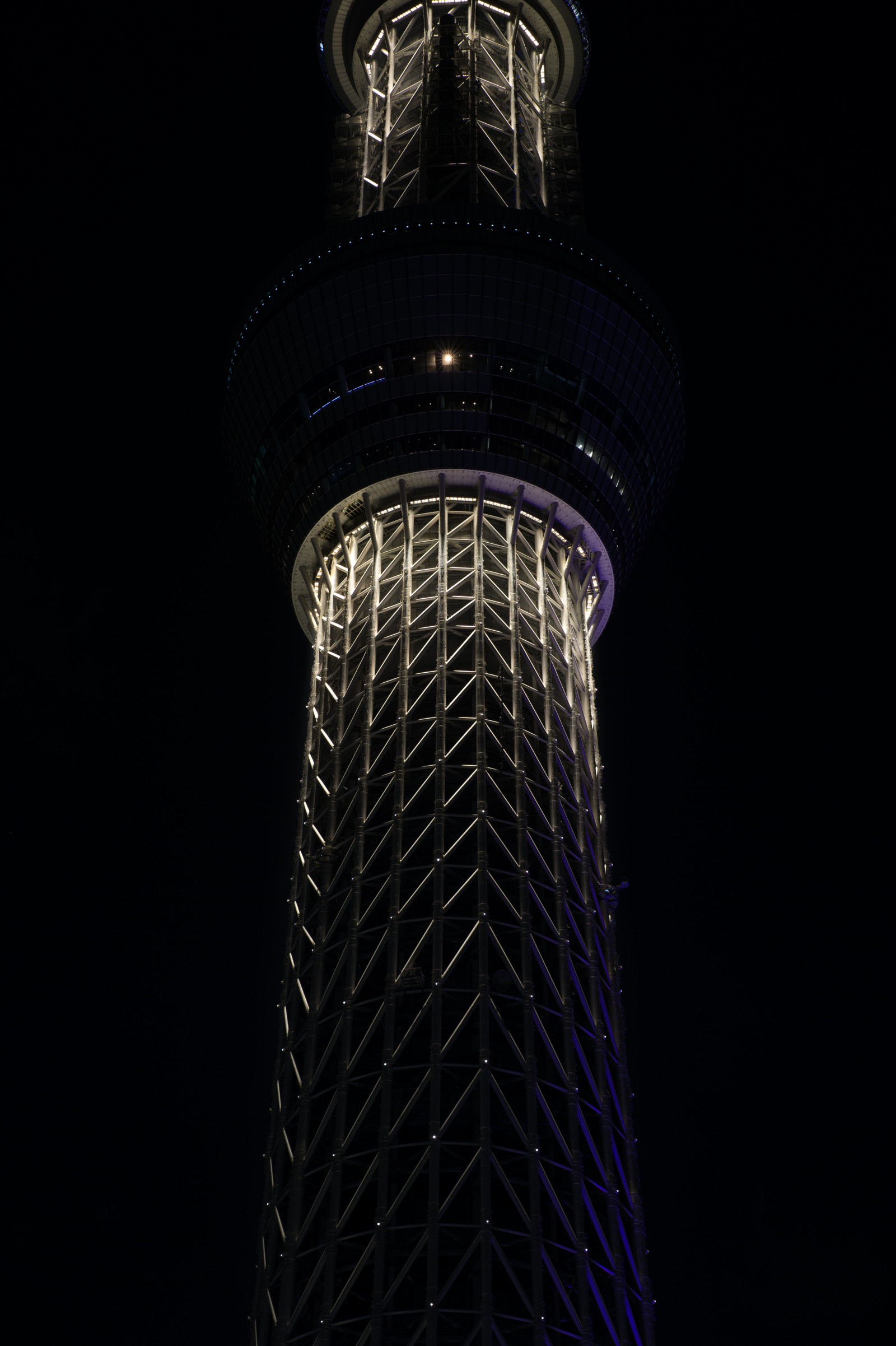 Giappone, monocromo, notte, architettura, simmetria, grattacielo, Torre, Nikon, Tokyo, struttura, Jp, Skytree, leggero, NIKKOR, illuminato, illuminazione, illuminazione, oscurità, punto di riferimento, Tokyo Sky Tree, afs105mmf14eed, afsnikkor105mmf14eed, df, Miyabi, bianco e nero, fotografia in bianco e nero