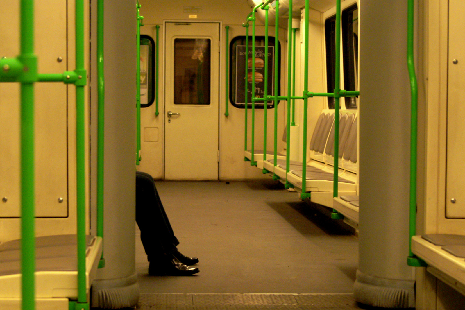 lidé, Černá, pokoj, místnost, nohy, Dům, zelená, žlutý, Nohy, obuv, Vzhled interiéru, metro, Tubes, stíny, Okna, dof, zarámovaný, sedadla, vzory, hala, dSLR, domů, dveře, opakování, 75300, thechallengefactory, veřejná doprava, podlahy