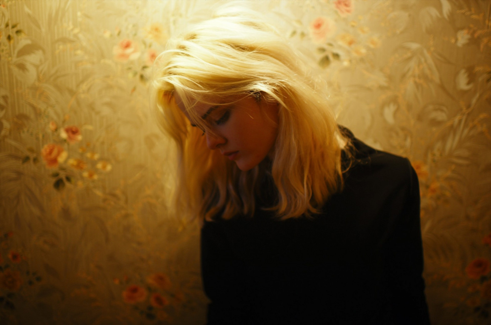 viso, luce del sole, donne, ritratto, bionda, rosso, emozione, leggero, colore, fiore, ragazza, bellezza, mano, signora, oscurità, biondo, organo