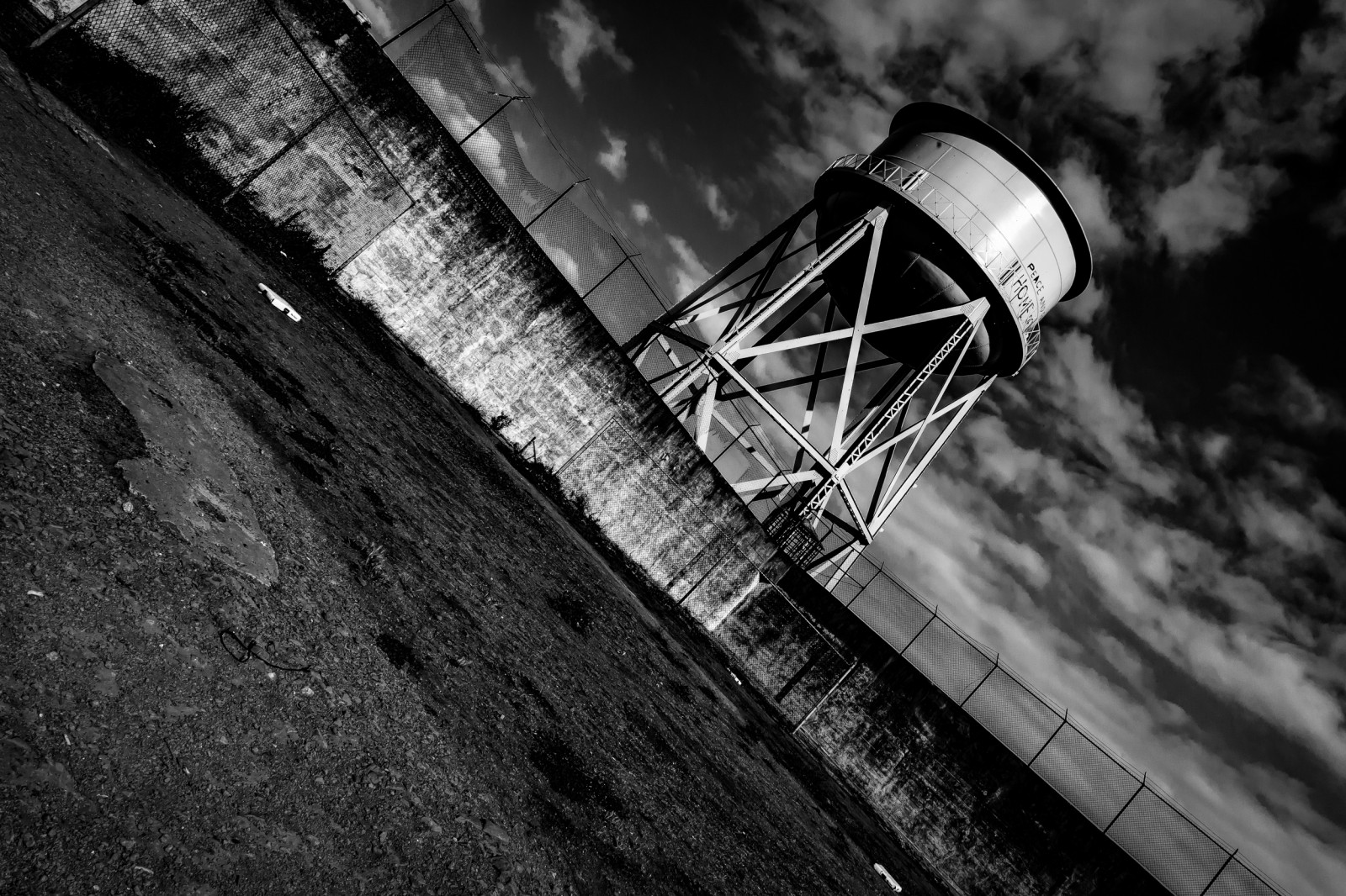 Sanfrancisco, Californien, Statepark, himmel, sort og hvid, bw, USA, Sky, hvid, sort, tårn, forladt, monument, klippe, skyer, kontrast, Amerika, Canon, eos, os, svagt lys, San, humør, humørsyg, flugt, baseball, Urban Decay, Vandtårn, dramatisk, klarhed, atmosfære, fængsel, fængsel, BayArea, americana, 5d, Alcatraz, morris, stenen, dslr, drama, dramaticsky, forladte, højdepunkt, atmosfærisk, Alcapone, frisco, indespærring, alcatrazisland, MKIII, alcatrazprison, mk3, Anglin, exerciseyard, nationalstatepark, eos5d, escapefromalcatraz, alcatrazcruises, alcatraztours, statenationalpark