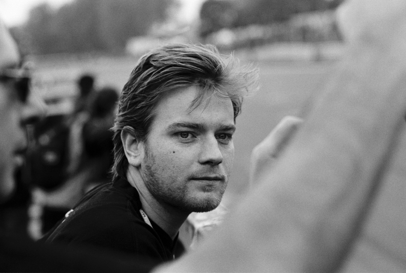 tvář, lidé, bílý, Černá, černobílý, portrét, fotografování, herec, Ewan McGregor, osobnost, emoce, Osoba, usměj se, muž, fotografie, mužský, Černý a bílý, monochromatické fotografování, portrétní fotografie, Černá bílá