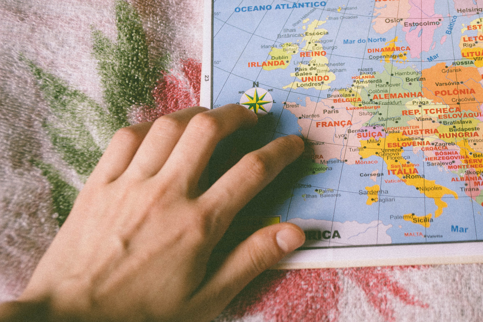 Процент левшей в мире. Сколько в мире рук. Палец на карте. Сколько в мире рук. Сколько в мире рук.