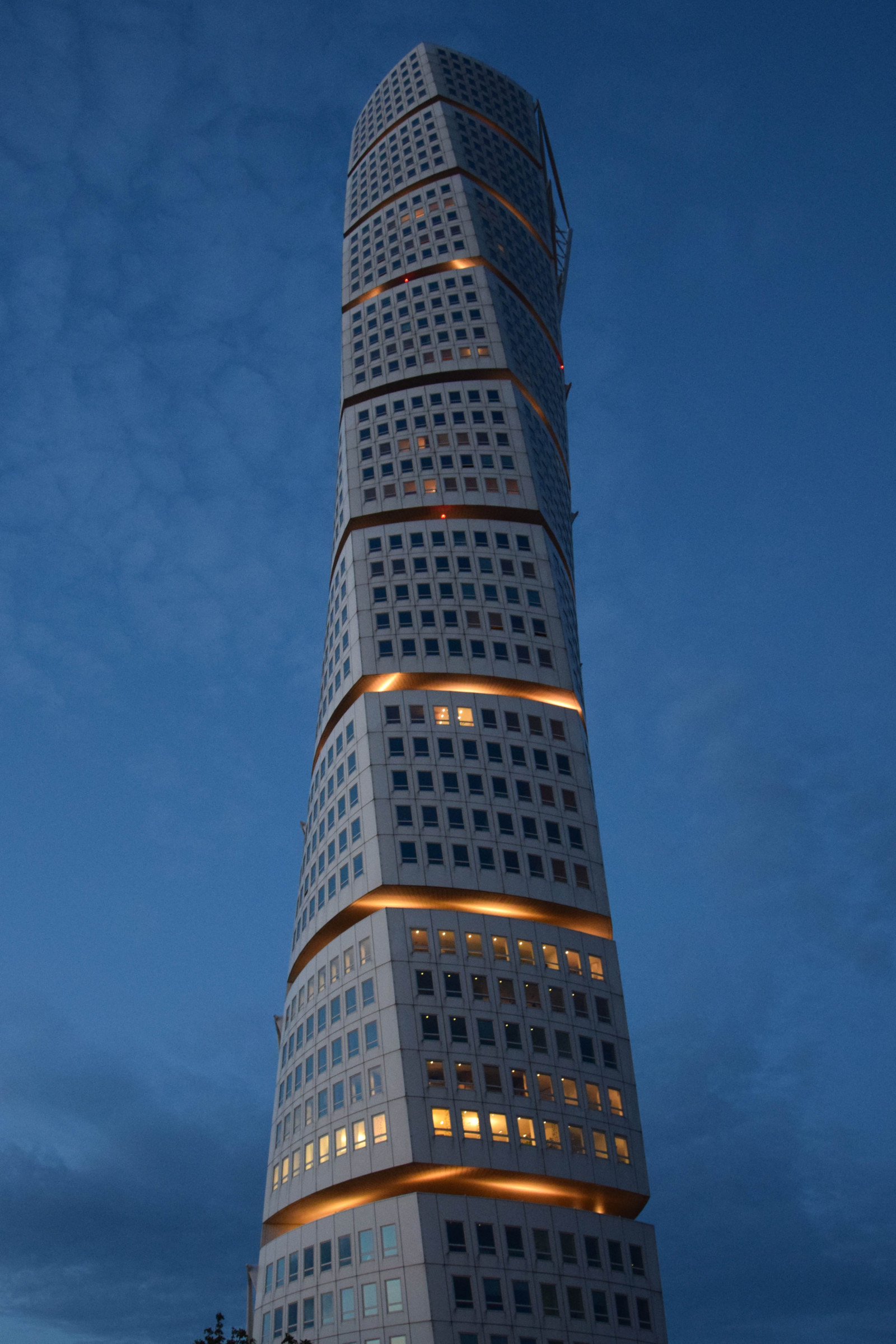 město, panoráma města, architektura, odraz, nebe, mraky, mrakodrap, modrý, věž, letní, Švédsko, soumrak, metropole, spirála, Soumrak, světlo, budovy, Turning Torso, v strahamnen, sk ne, moln, skymning, Malmo, bl nebe, mezník, panelový dům