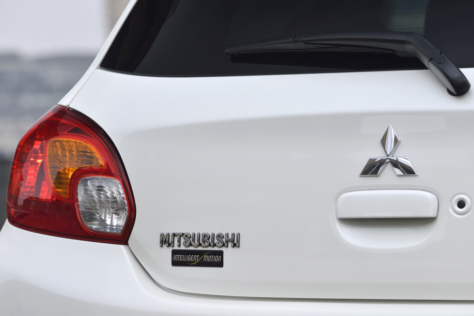 auto, vozidlo, mitsubishi, netcarshow, netcar, obrázky vozidel, photo auto, 2014, kolo, verze Mirage UK, pozemní vozidla, automobilový exteriér, automobil make, rodinný vůz, nárazník, kompaktní vůz, městské auto, subcompact auto, státní poznávací značka