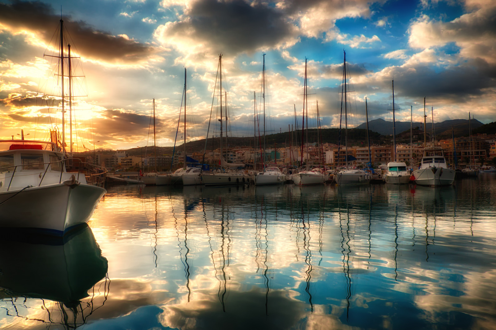 Tapety : slunečnímu záření, loď, západ slunce, moře, panoráma města