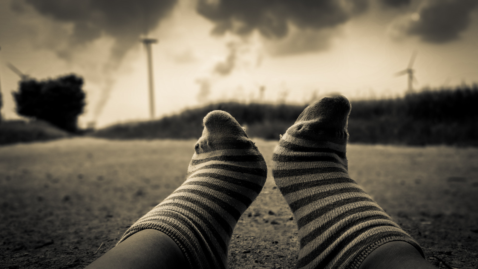 slunečnímu záření, krajina, bílý, Černá, černobílý, tráva, nebe, ponožky, fotografování, ráno, sépie, atmosféra, bokeh, Černý a bílý, mrak, strom, hloubka pole, dívka, tělesné, Černá bílá, dof, ruka, noha, noha, fotografie, tma, střevíc, Černý a bílý, monochromatické fotografování, Lidské tělo, meteorologický jev, Socken, stock photography