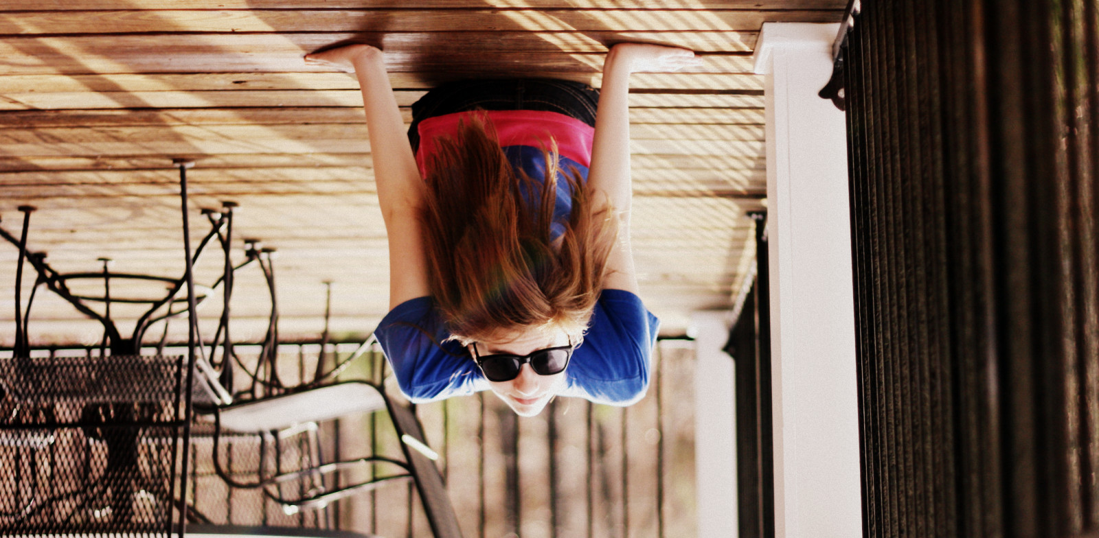portrét, sluneční brýle, Červené, dřevo, modrý, slunce, Kánon, balkón, vlasy, padající, Vzhled interiéru, jaro, rebel, světlo, barva, 50mm, f18, nahoru, chladný, dívka, paluba, fotografie, já, manuál, xs, flip, otáčení, mj