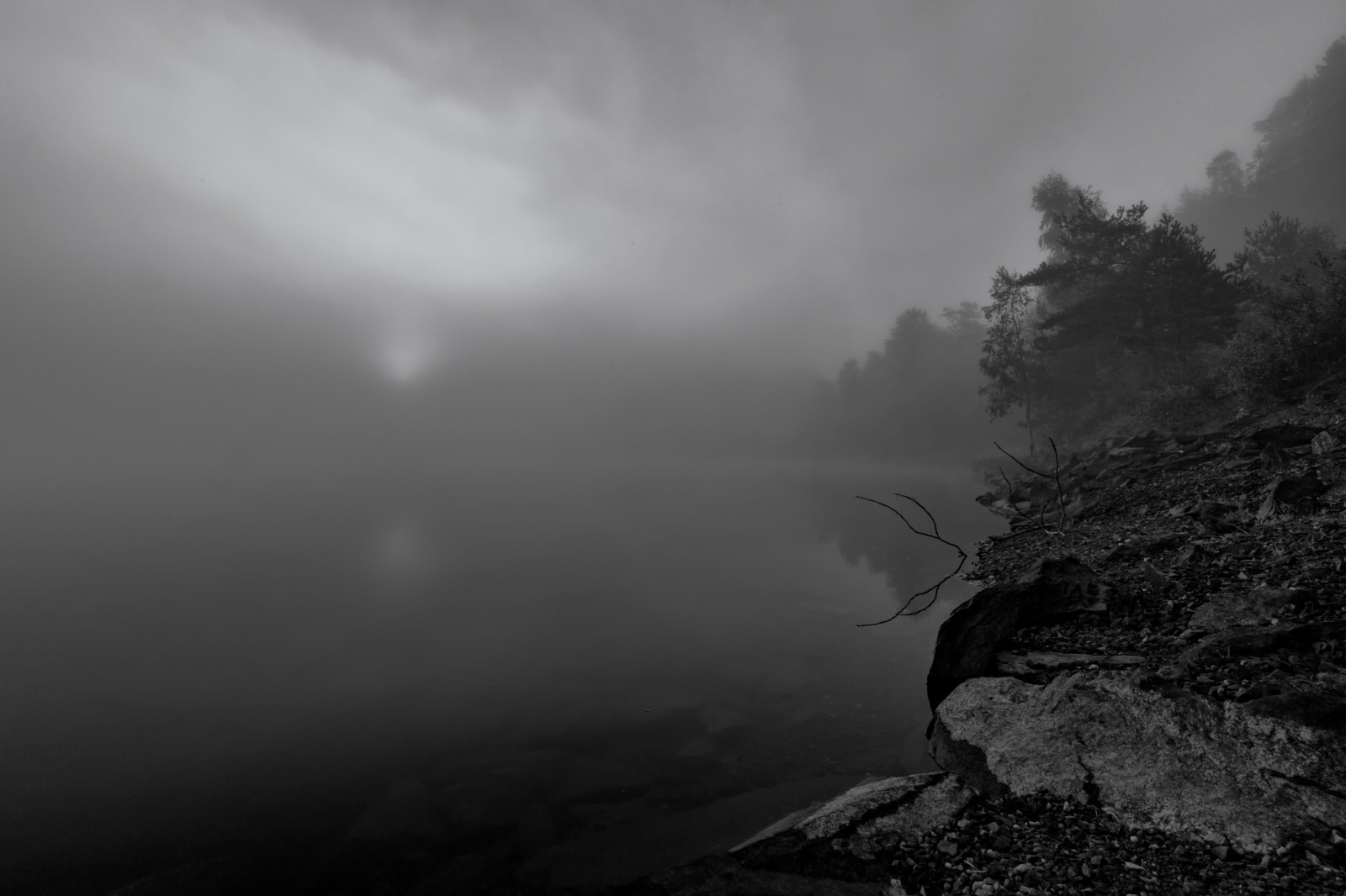 sunlight, landscape, forest, monochrome, 500px, hill, lake, water, reflection, sky, photography, calm, morning, mist, river, Instagram, atmosphere, Facebook, Google, haze, 2016, cloud, tree, fog, flickr, mountain, dawn, dimma, natur, svartvitt, landskap, darkness, Trident, canoneos6d, highland, loch, atmosphere of earth, black and white, monochrome photography, geological phenomenon, meteorological phenomenon, drizzle, phenomenon, canonef1635f4lisusm, fotosidan, f rgelanda, youpic, soluppgang, bj rvattnet, stock photography