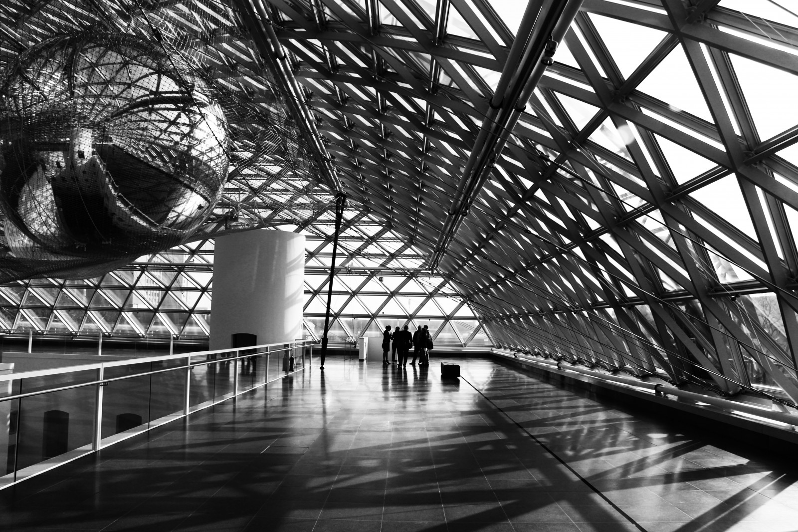 dach, Konstruktion, Verstrebung, diagonale, Glanzend, Glanz, kugel, Linee, linien, storia, Geschichte, Vergangenheit, passato, Ehemalig, Landtag, Landeshauptstadt, schwarzweis, SW, blackandwhitephoto, blackandwhitephotography, nero bianco, Glas, Menschengruppe, persone, monochrom, einfarbig, contrasto, Kontraste, kontrast, reflektiert, reflektion, riflessione, spiegelung, licht, Riflesso, struktur, struttura, menschen, Architektur, Gegenlichtaufnahmen, gegenlicht, schatten, ombra, leggero, architettura, Germania, Mono, monocromo, Monoart, silhouette, sagome, bianco e nero, bw, BNW, dusseldorf, K21, eos, Canone, 700d