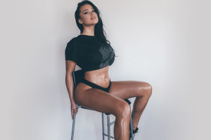 Fondos de pantalla : modelo, Camiseta, Fondo simple, morena, culo