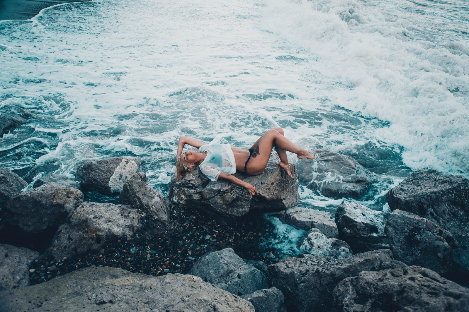 ženy, model, blondýnka, tričko, moře, zavřenýma očima, voda, Skála, bruneta, kapky vody, tetování, modrý, pobřeží, vidět skrz oblečení, Pod vodou, skály, mokré tělo, bikiny, břicho, plavání, Lena Potapova, černé bikiny, oceán, vlna, mořská vlna