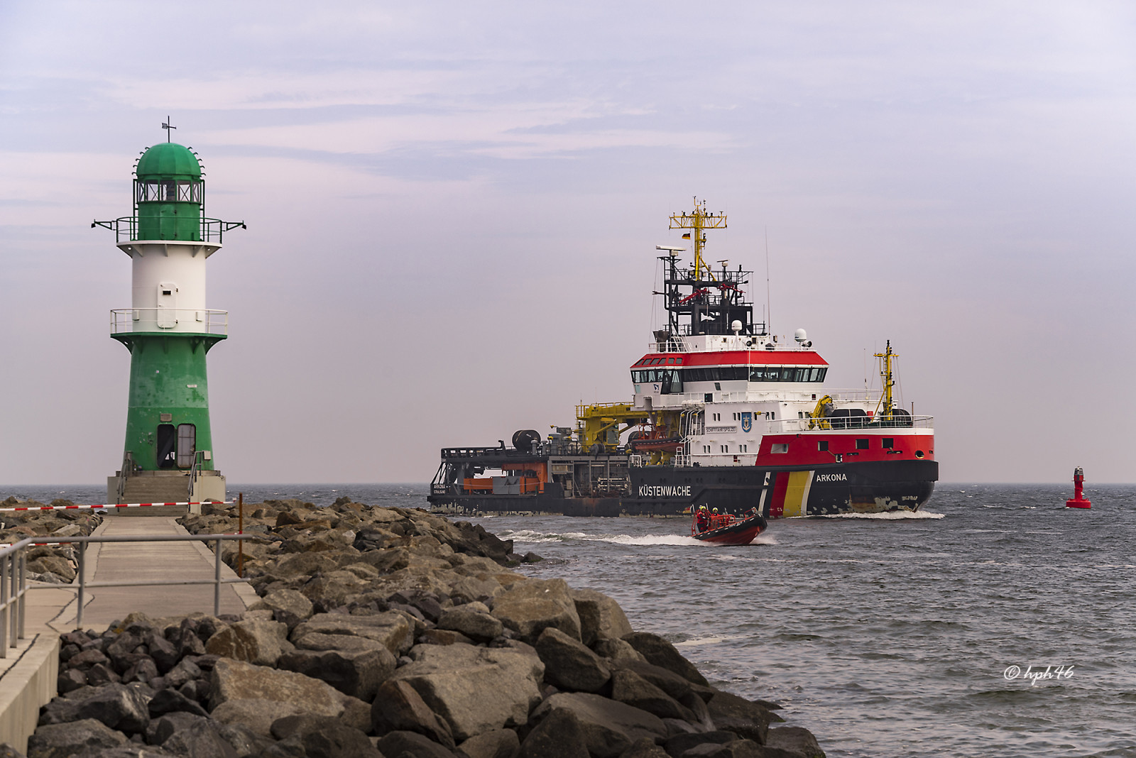 loď, moře, voda, nebe, Německo, věž, pobřeží, maják, Sony, deutschland, Rostock, Meklenbursko-Přední Pomořansko, plavidlo, kanál, Schiff, ngc, Ostsee, Leuchtturm, bota, remorkér, alpha7r, Warnemunde, K stenwache, coastal and oceanic landforms