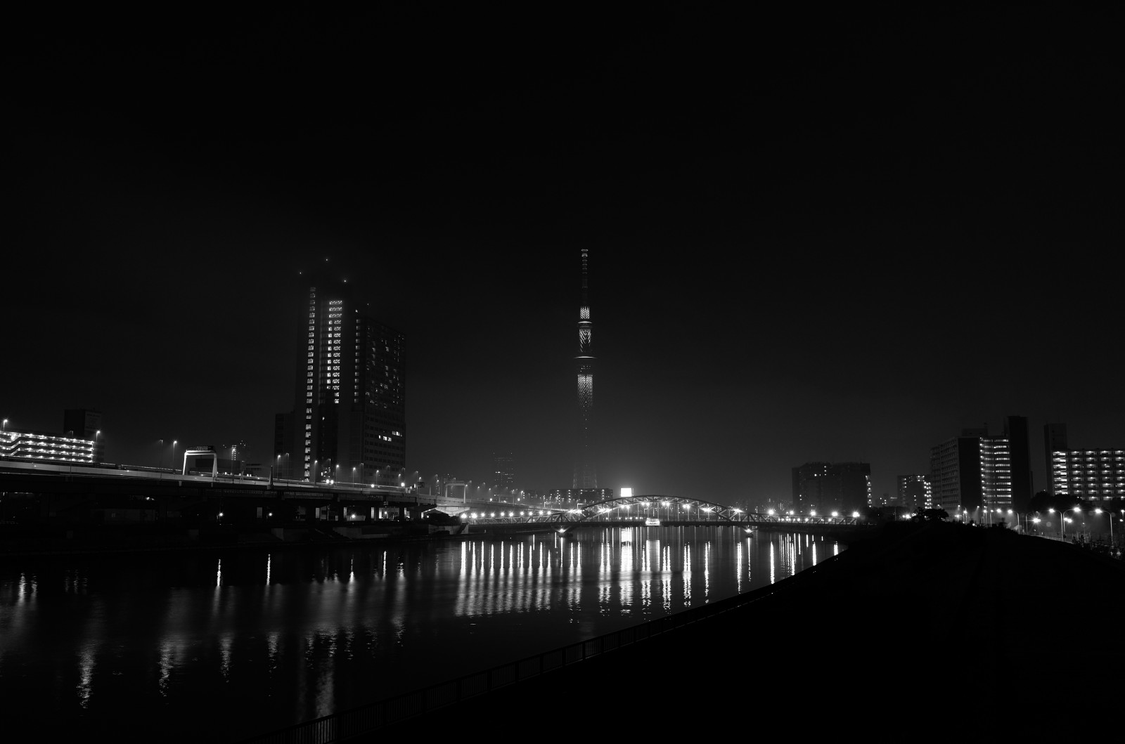 Japonsko, černobílý, město, panoráma města, noc, architektura, odraz, panoráma, mrakodrap, večer, věž, most, horizont, soumrak, Leica, metropole, Tokio, jp, Skytree, světlo, mrak, zakalený, svítání, osvětlené, osvětlení, CC, tma, T, mezník, Tokyo Sky Tree, Miyabi, leicat, Summicron, CreativeCommons, summicron235, 235, atmosférický jev, Atmosféra Země, Černý a bílý, monochromatické fotografování, lidské osídlení