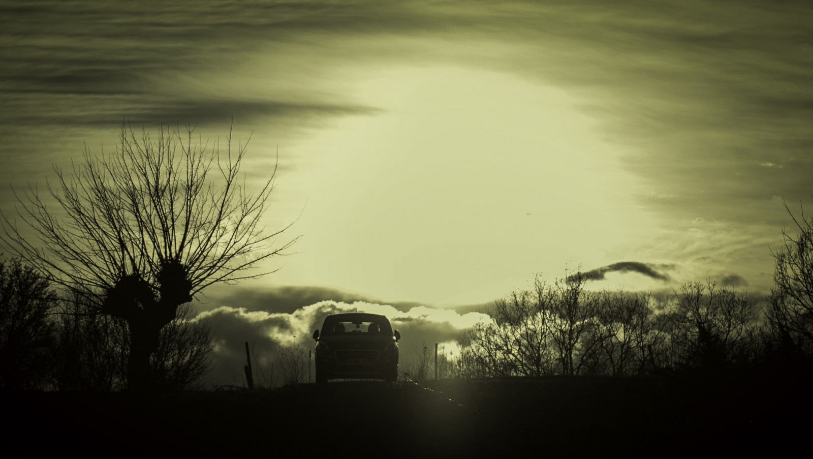 slunečnímu záření, černobílý, západ slunce, Příroda, odraz, tráva, nebe, mraky, svítání, večer, ráno, mlha, slunce, horizont, atmosféra, Nikon, Francie, soumrak, voiture, peugeot, světlo, D750, mrak, strom, mlha, počasí, svítání, tma, 3008, Soleil, mraky, coucherdesoleil, atmosférický jev, meteorologický jev, chapias, ard che, Sunscape, 5502000mmf4056