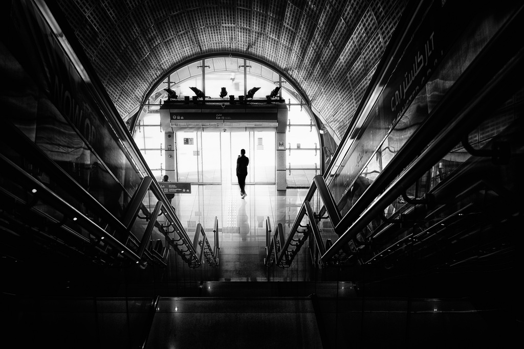 lidé, bílý, Černá, černobílý, město, ulice, noc, architektura, městský, odraz, fotografování, symetrie, dubaj, metro, výstup, Mono, světlo, Černý a bílý, stanice, tělesné, muž, třídaFoto, tvar, čára, tma, uae, urbanart, Černý a bílý, monochromatické fotografování, Film noir, blancetnoire, panasonicdmcgx8