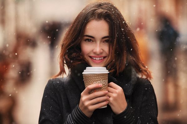 bruneta,Lidia Savoderova,ženy,model,sníh,usmívající se