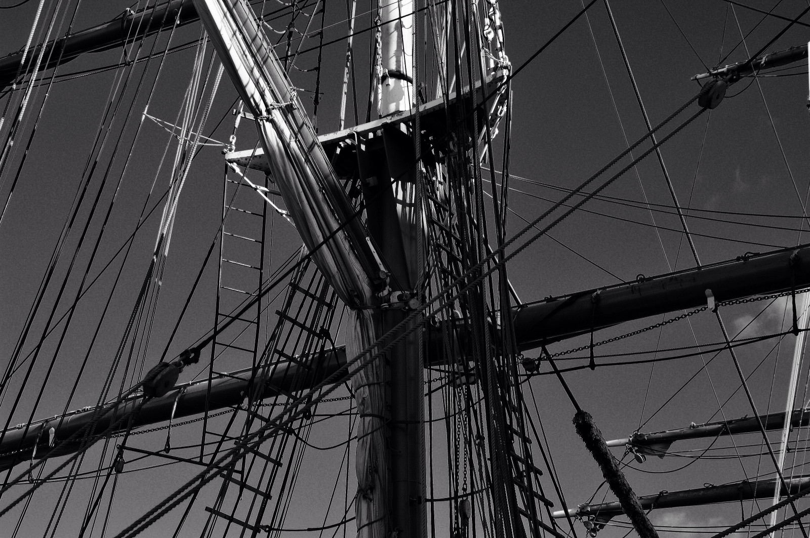 slunečnímu záření, Černá, loď, loď, plachetnice, černobílý, budova, nebe, fotografování, kov, Lana, Nikon, plavidlo, doprava, metropole, Liverpool, struktura, elektřina, úhel, Brigantine, venkovní, tělesné, Černá bílá, kolo, čára, stožár, tma, žebřík, barque, chod, plachta, Klipr, nikond3200, turistická atrakce, Černý a bílý, monochromatické fotografování, east Indiaman, plné zmanipulované loď, galéra, lehká loď, briga, vysoká loď, drátěné pletivo, vzdušné sdělovací elektrické vedení, elektrické napájení, tamron16300mm, Merseyside, dechař, lanoví, canningdock, vysoká loď, tallshipsyouthtrust, plachetnice, lowertopsail, Řemenice, Mainmast, Hlavní plachta, Stavrossniachos, stock photography, public utility
