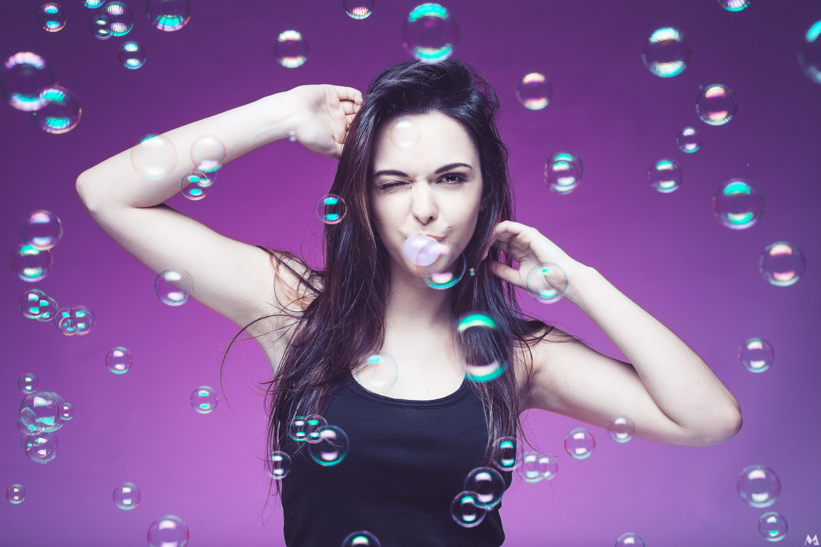 model, portrét, bruneta, fotografování, fialový, silueta, vztekat se, zpěvák, modrý, móda, Bubliny, vlasy, Nikon, Blikat, Studio, mýdlo, hlava, zpěv, Volný, uvolnit, disko, světlo, 50mm, barvy, 18, dívka, krása, bublina, žena, zábava, mladý, režim, užívat si, femme, portrétování, fille, guma, D610, redakční, ženskost, focení, noční klub, Edito, žvýkačka
