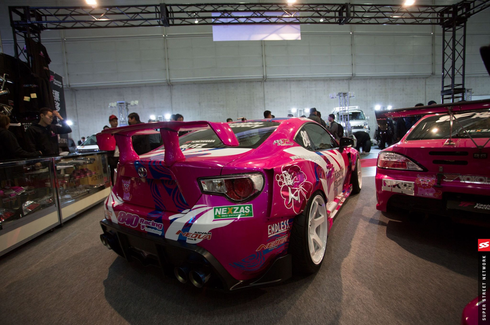 ล้อ, ยาง, รถ, ยานพาหนะ, แสงยานยนต์, ยานยนต์, ยางรถยนต์, การออกแบบยานยนต์, สปอยเลอร์, ล้ออัลลอยด์, ภายนอกยานยนต์, มอเตอร์สปอร์ต, รถหรูส่วนบุคคล, ขอบ, กันชน, แข่งรถ, automotive wheel system, รถแข่ง, ประสิทธิภาพรถ, เหตุการณ์, กีฬายูทิลิตี้รถ, อะไหล่รถยนต์, รถขนาดกลาง, sports car racing, การแข่งรถอัตโนมัติ, รถขนาดเต็ม, ทัวร์รถแข่ง, รถสปอร์ต, รถครอบครัว, Automotive fog light, รถหรู, เซอแดงกีฬา, โลกชุมนุมรถ, เครื่อง, รถกะทัดรัด, นิทรรศการ, การแสดงอัตโนมัติ, ซีดาน, รถผู้บริหาร, hatchback, สีม่วงแดง, กีฬา, การชุมนุม, ขายปลีก, รถเก๋ง, Grand tourer, รถที่กำหนดเอง, ตัวแทนจำหน่ายรถ, Group A, รถเมือง, ฟักร้อน, ซูเปอร์คาร์, โลโก้, General Motors, แชมป์โลกการชุมนุม