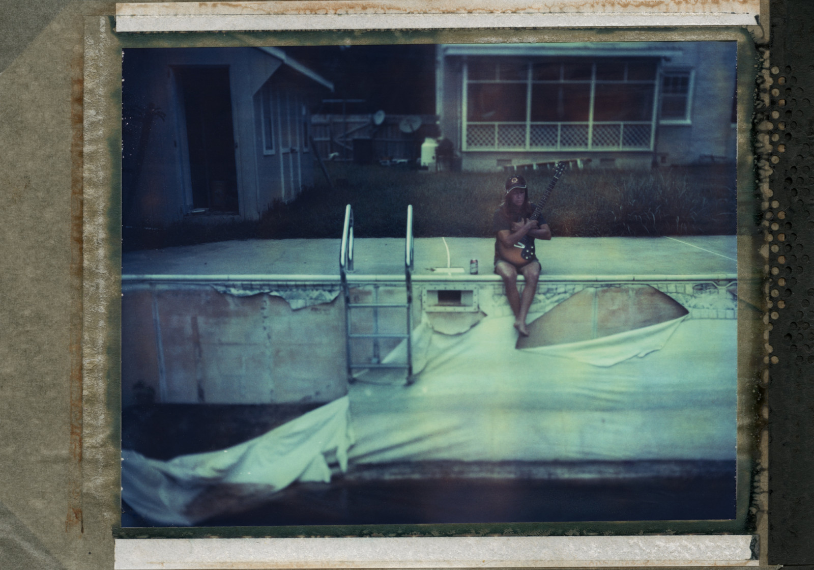 malování, okno, kytara, stěna, umělecká díla, Dům, sklenka, Spojené státy americké, dveře, prázdný, Polaroid, nástěnná malba, Gibson, Virginie, UMĚNÍ, malovat, bazén, expiredfilm, fasáda, opuštěný, moderní umění, instantní film, polaroidweek, Keller, Roidweekday5, Autumn weekweek