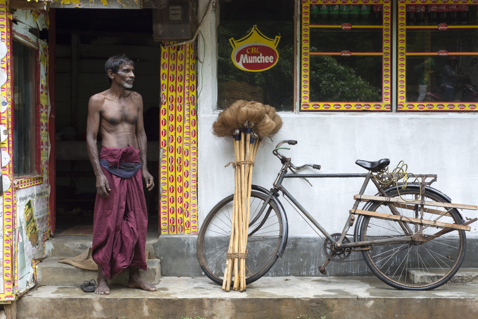 tempel, vindue, gade, cykel, køretøj, vej, stående, kiks, butik, mand, cykel, srilanka, rekreation, sportsudstyr, jord køretøj, Hybridcykel, koste, sri, lanka, srilankan, munchee, lanklan