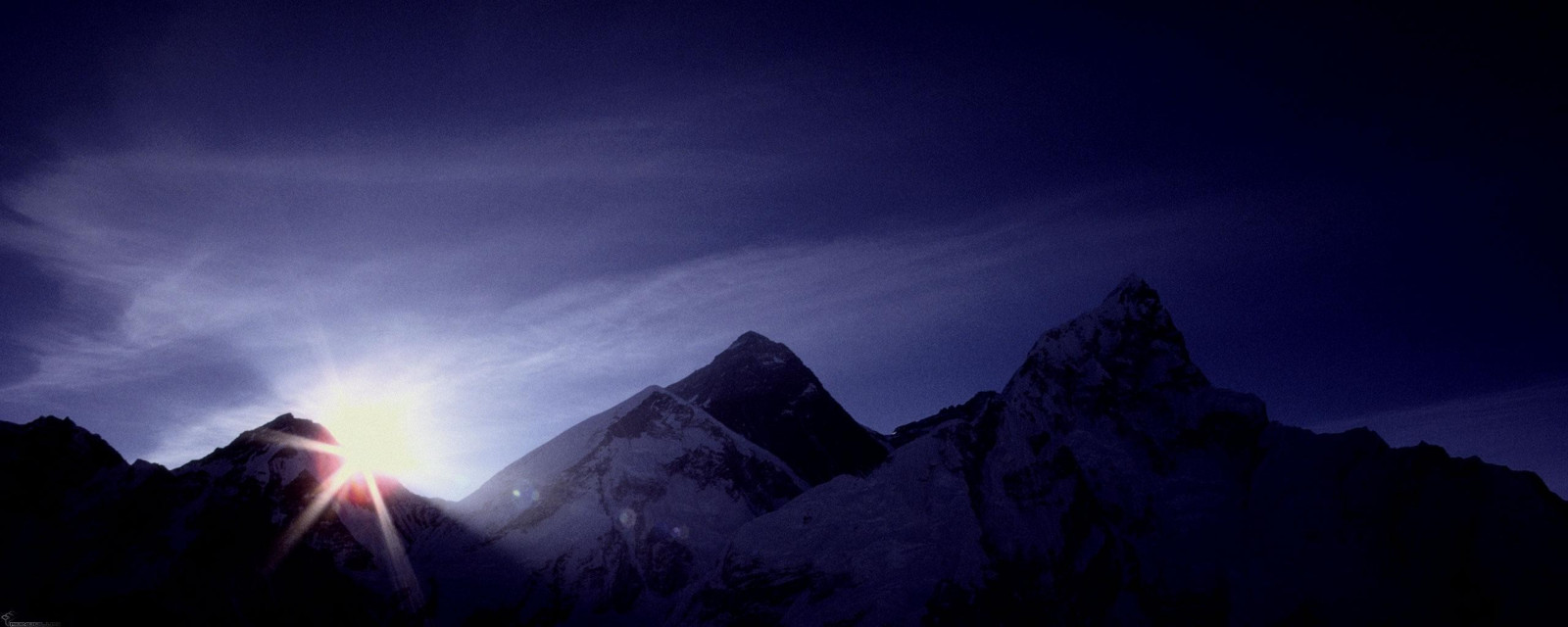 sollys, landskab, lys, bjerge, nat, himmel, solopgang, Sol, måneskin, atmosfære, skumring, lys, Sky, bjerg, daggry, mørke, skærmbillede, atmosfærisk fænomen, computer tapet, atmosfære af jord, geologisk fænomen, bjergkæde