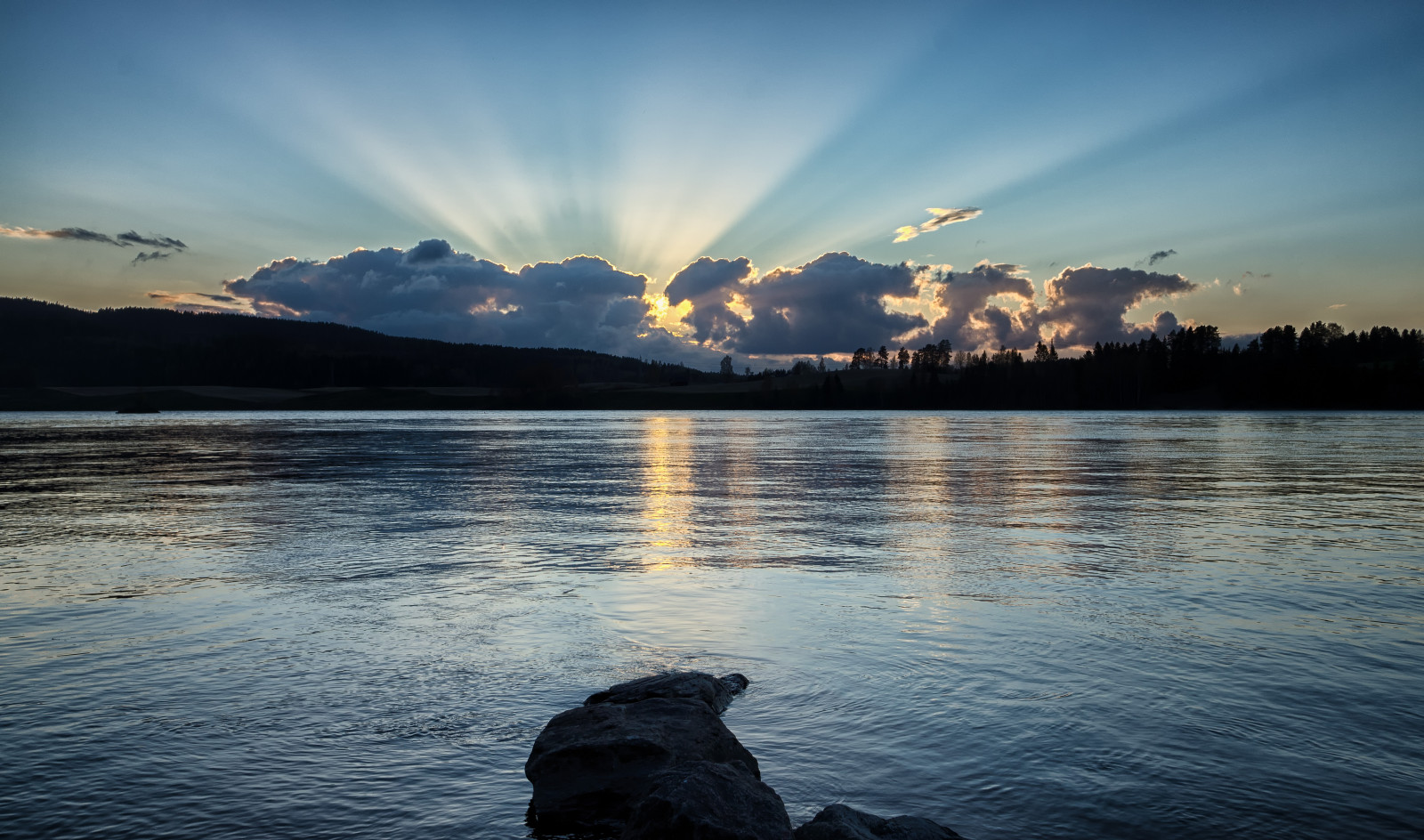 slunečnímu záření, krajina, západ slunce, moře, záliv, jezero, voda, Příroda, pobřeží, odraz, nebe, mraky, svítání, Norsko, večer, ráno, pobřeží, řeka, slunce, horizont, Sony, soumrak, světlo, mrak, paprsky, zakalený, den, hora, svítání, oceán, vlna, Zeiss, nex5n, jezero, atmosférický jev, tělo z vody, meteorologický jev, Glomma, sony24mm