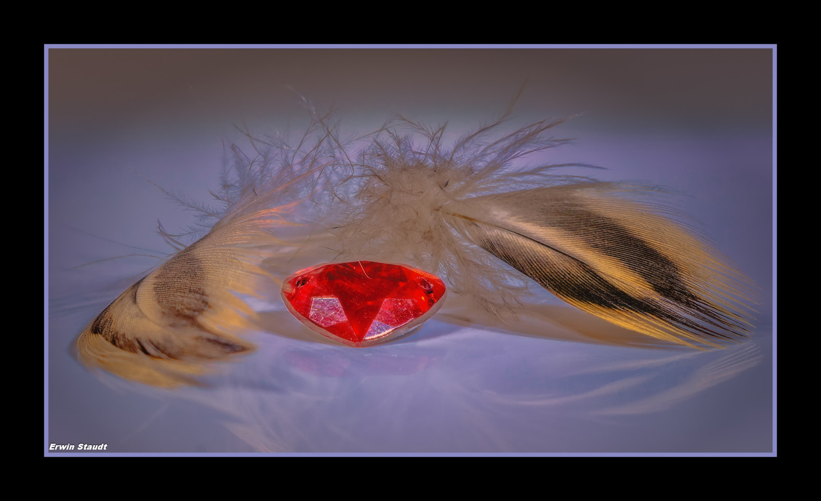 Německo, deutschland, Feder, Strassstein, světlo, bokeh, reflektion, Smcpentaxmmacro, whiteopalbackground, Fliese, krása, barva, stohování, Stativ, Měkké, rámy, frogline, výtvarné umění, struktur, křehkost, detail, deko, fernausl ser