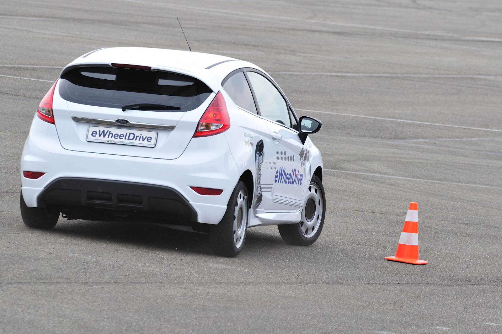 auto, vozidlo, Brod, Ford Fiesta, limuzína, netcarshow, netcar, obrázky vozidel, photo auto, 2014, Fiesta eWheelDrive, kolo, pozemní vozidla, automobilového designu, automobilový exteriér, závodní auto, automobil make, nárazník, WRC, hatchback, supermini