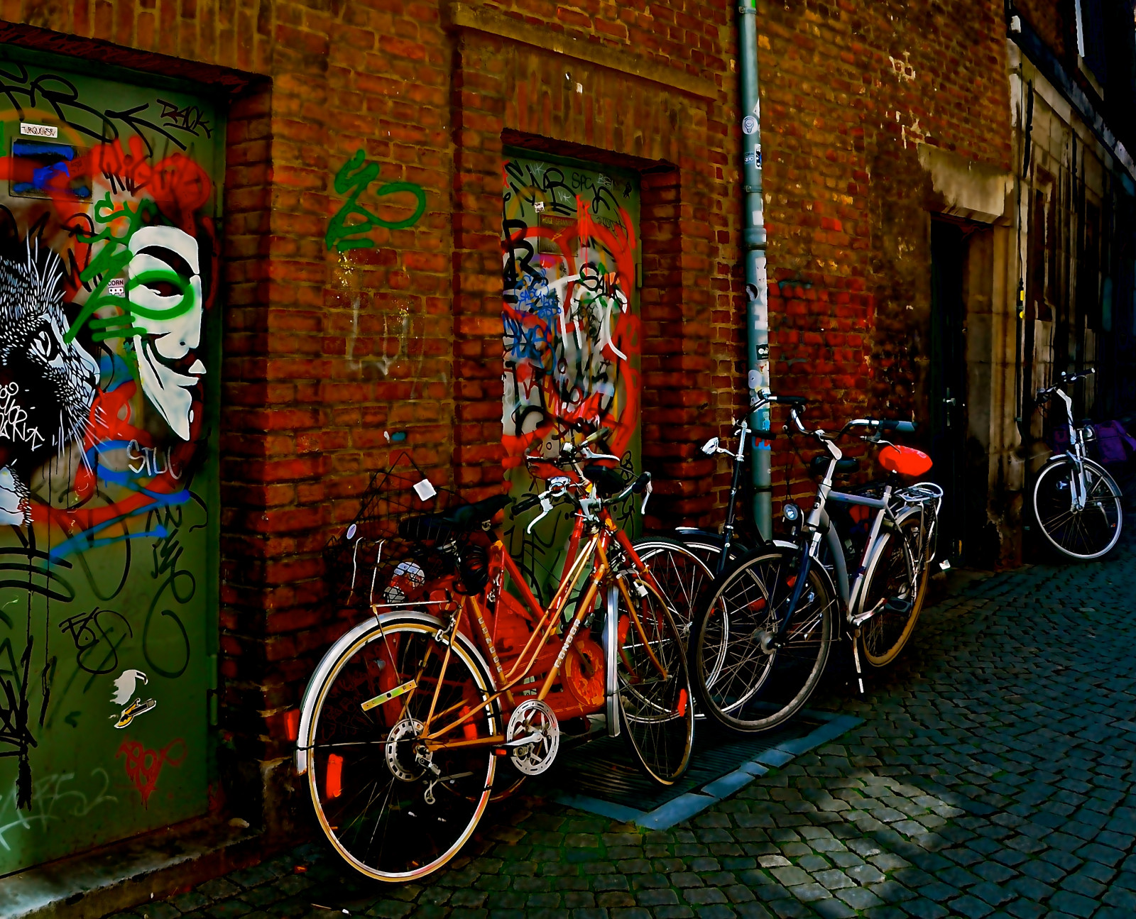 ulice, jízdní kolo, vozidlo, Nizozemí, grafiti, Evropa, pouliční umění, cyklistika, strom, rekreace, Maastricht, sportovní vybavení, silniční kolo, silniční kolo, hybrid kolo, jízdních kol, bicycle accessory