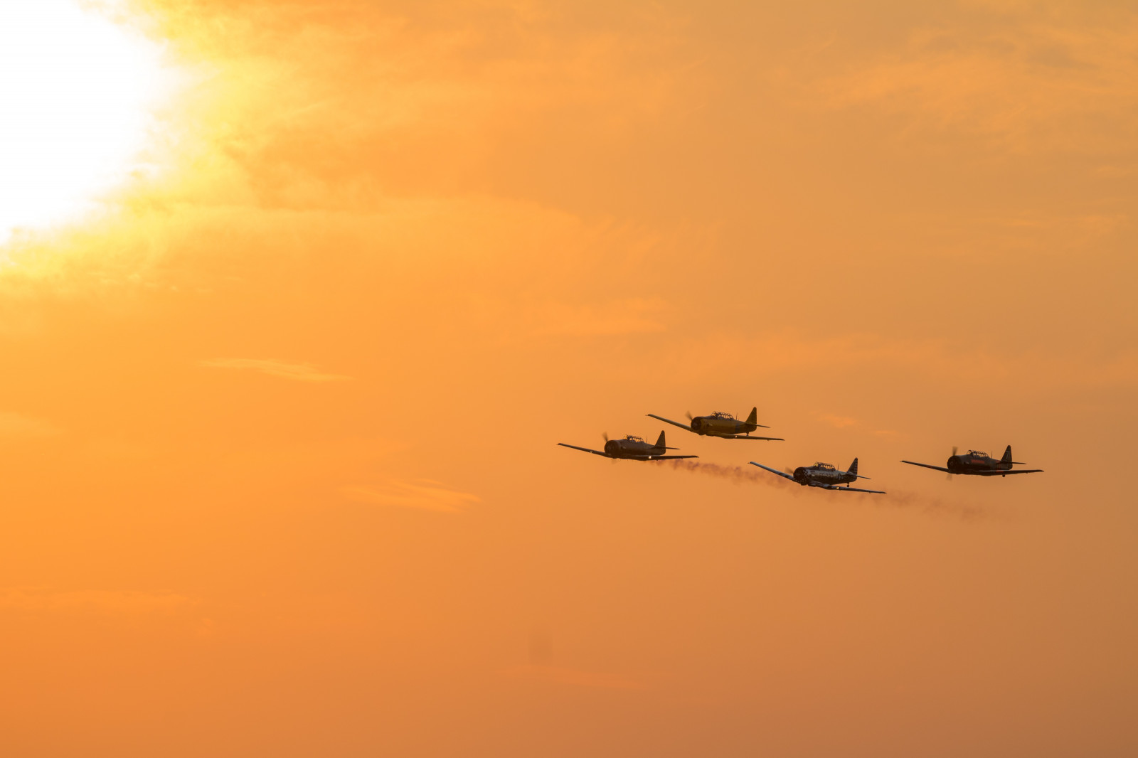 západ slunce, nebe, vozidlo, letoun, letadlo, svítání, ráno, soumrak, plán, Dánsko, Soumrak, Roskilde, Let, svítání, skymning, Danmark, flygplan, letadlo, Airshow, letectví, exif modelu canoneos760d, geocountry, Kamera aby kánon, geocity, Model fotoaparátu canoneos760d, geostate, geolocation, exif aby kánon, EXIF isospeed 100, EXIF otvor 71, EXIF ef70300mmf456lisusm čočka, exif focallength 300mm, flyg, roskildeairshow, roskildeflygplats, flyguppvisning, Harvard, swedishairforcehistoricflight, křídlo, Atmosféra Země