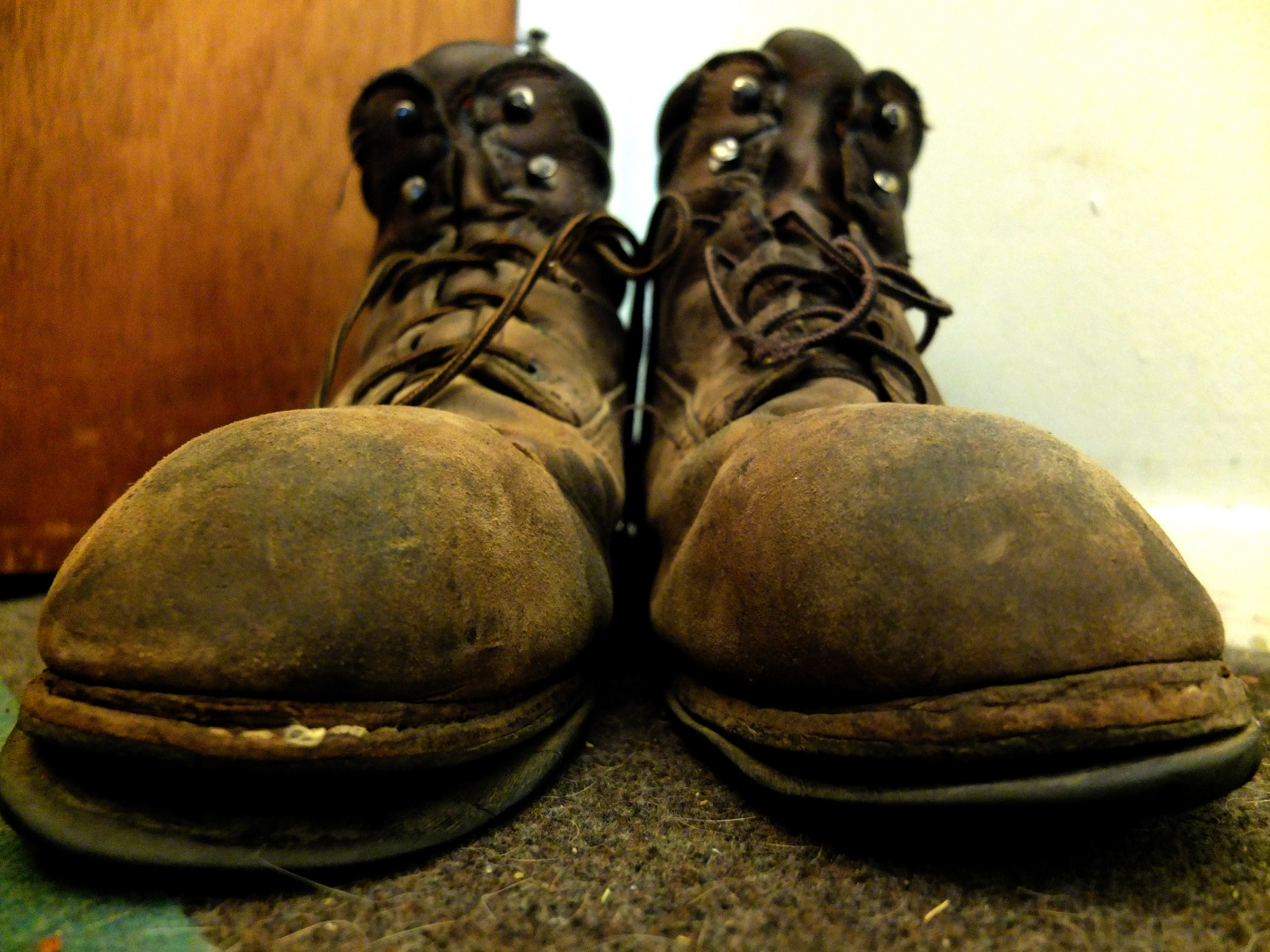 starý, Červené, křídla, ostrov, bokeh, boty, Fujifilm, Únor, dlouho, Pohled, bod, flickrfriday, fuji, bota, střevíc, x10, fujifilmx10, obuv, li, dlouhý ostrov, outdoor boty, únor 2014, února, fujix10, poškozený, Anobjectspointofview, červená křídla, Feb14