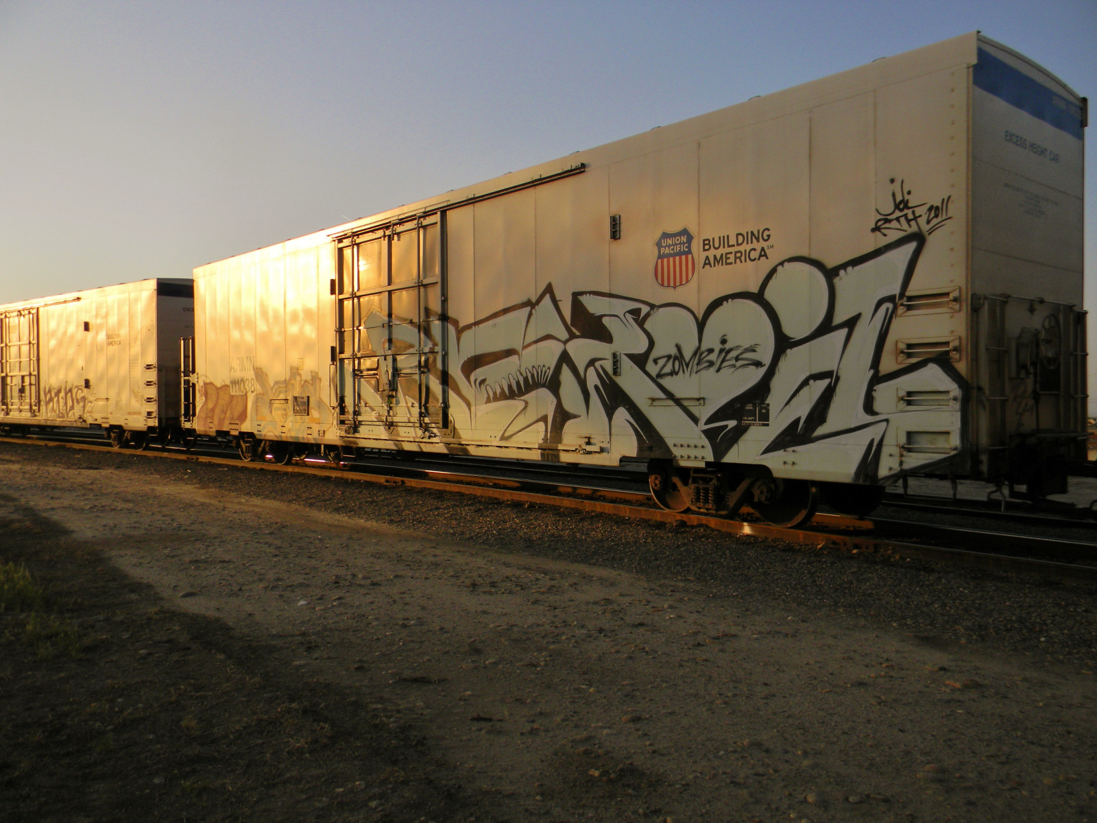 jord køretøj, spore, rullende materiel, køretøj, transportere, jernbanen bil, tog, graffiti, jernbanetransport, fragt bil, himmel, godstransport, areal, last, offentlig transport, personbil, rullende, vægmaleri, aften, vej