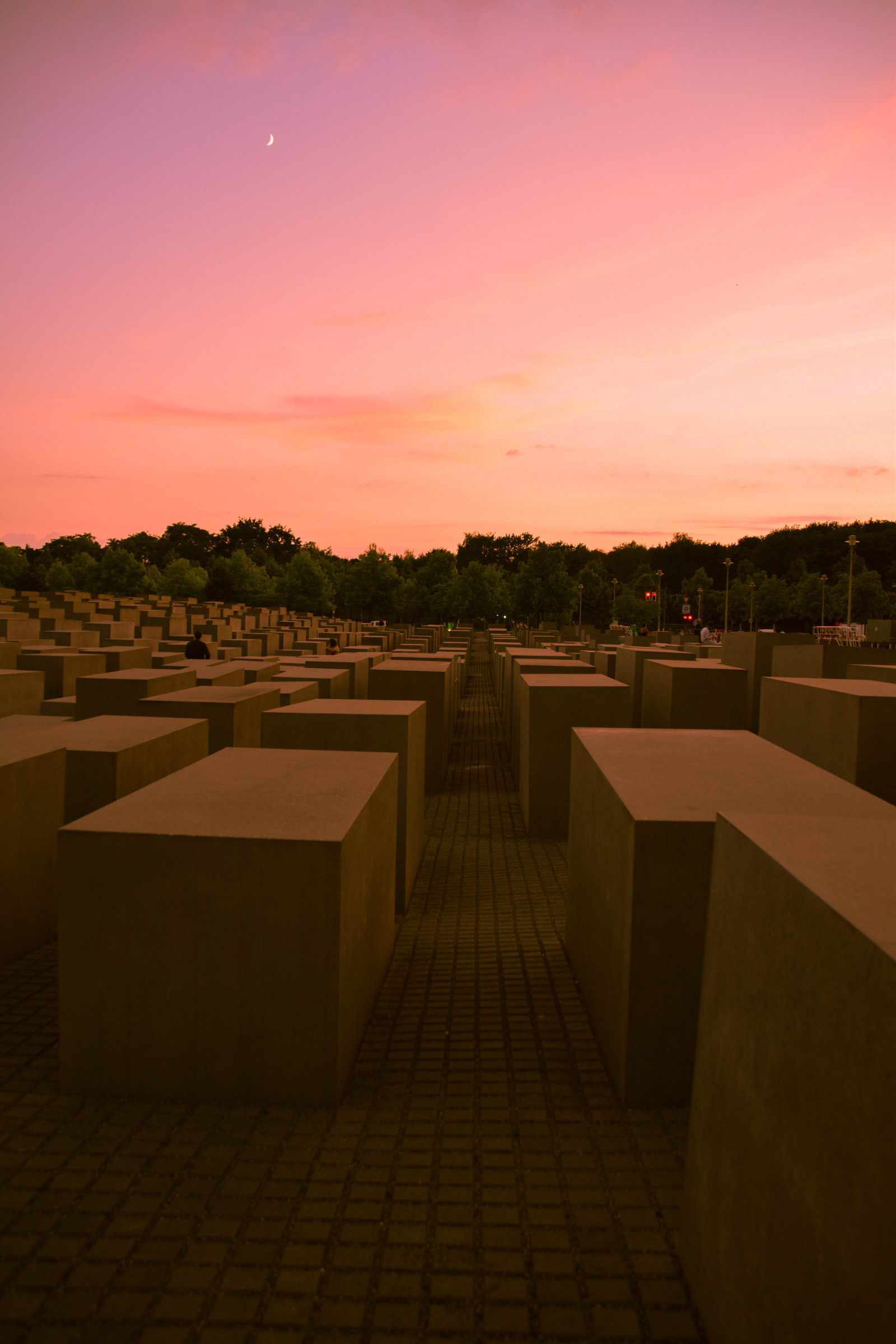 slunečnímu záření, západ slunce, ulice, noc, odraz, nebe, svítání, večer, ráno, Německo, horizont, letní, Evropa, soumrak, Berlín, památník, svítání, venkovní, de, nebe, Německo, deutschland, memorialtothemurderedjewsofeurope, tvar, Snímek obrazovky