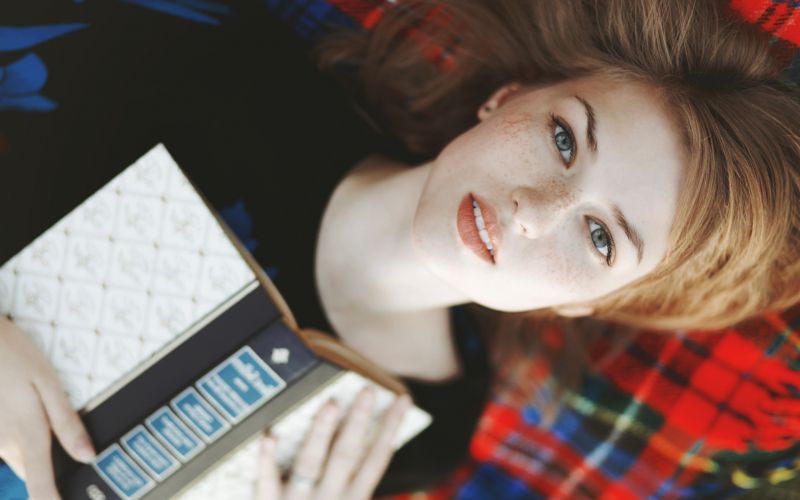 Frau, Tiefenschärfe, rot, Bücher, Gesicht, blau Frau, Tiefenschärfe, rot, Bücher, Gesicht, blau